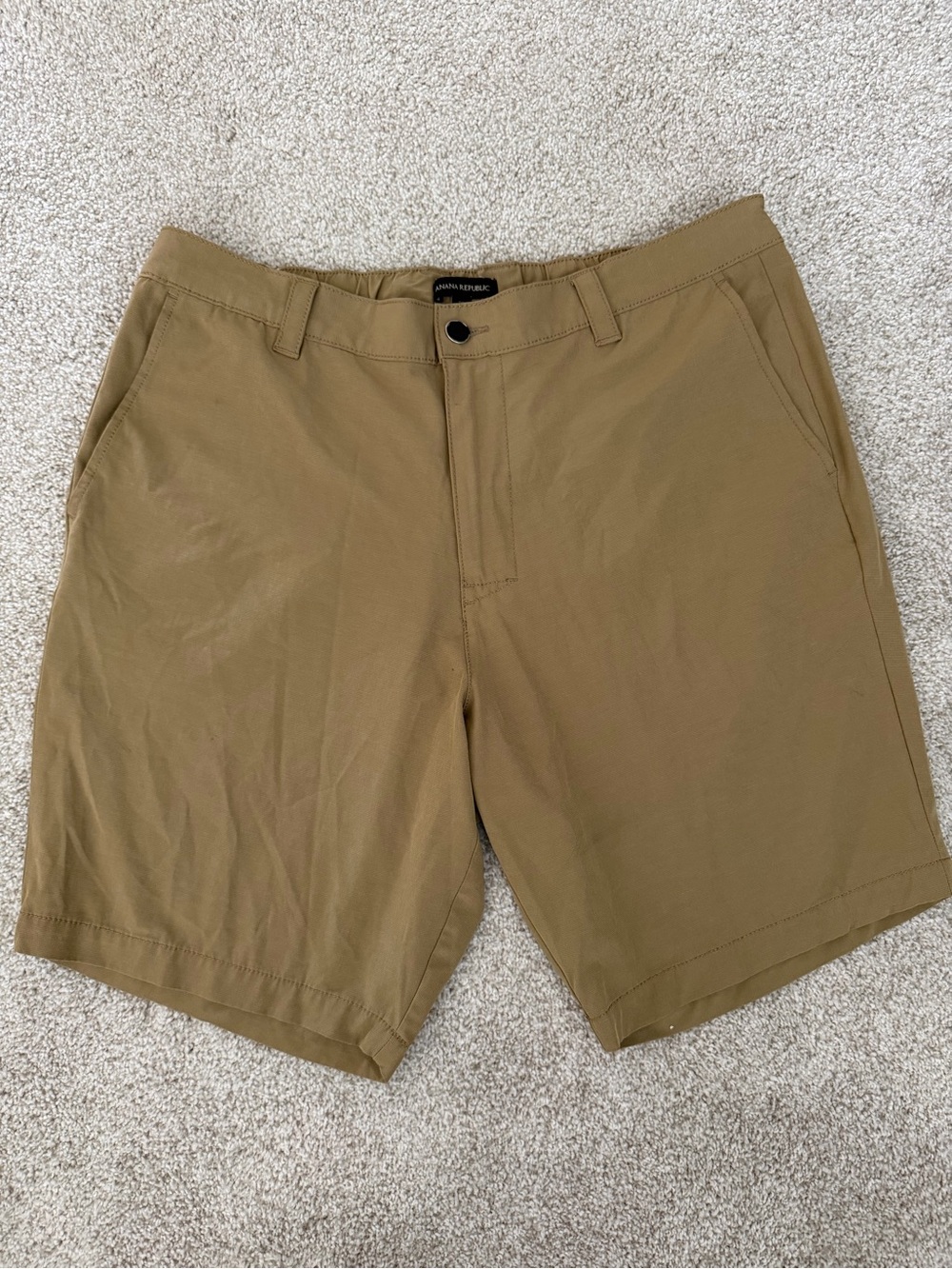 Banana Republic Men's Cargo Shorts in Khaki